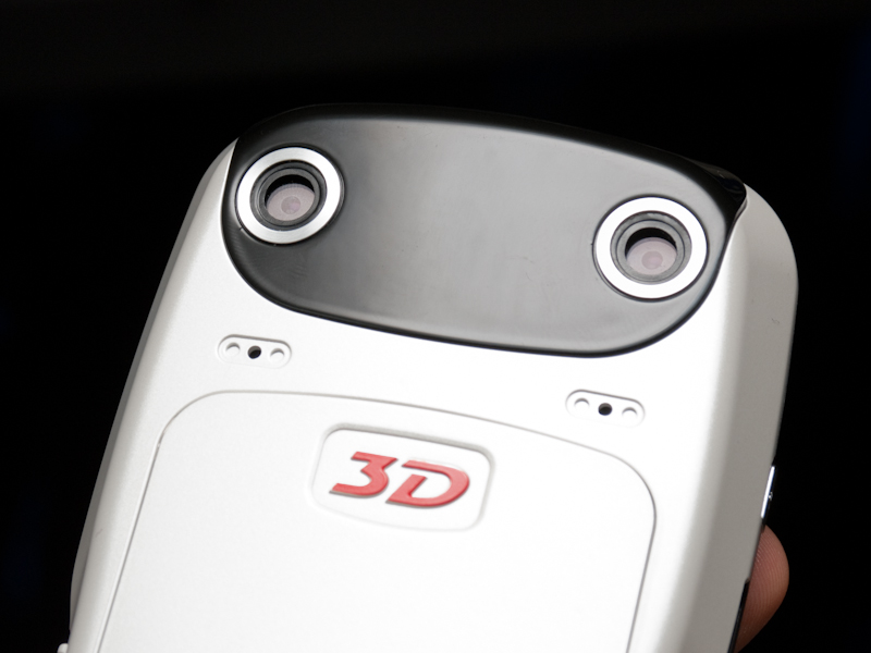 <b>レンズ間の距離（ステレオベース）は約4cm。レンズのすぐ下にはステレオマイクを備える</b>