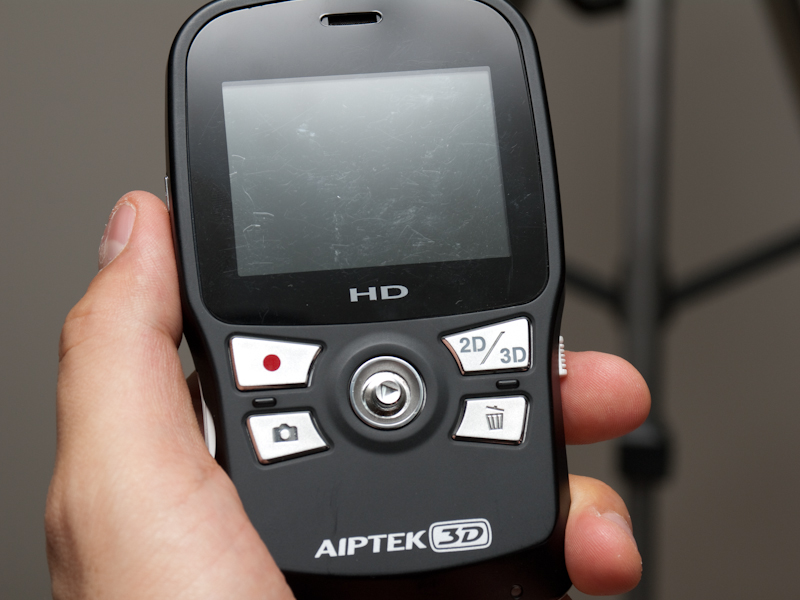 <b>背面モニターはパララックスバリア方式の2.4型</b>