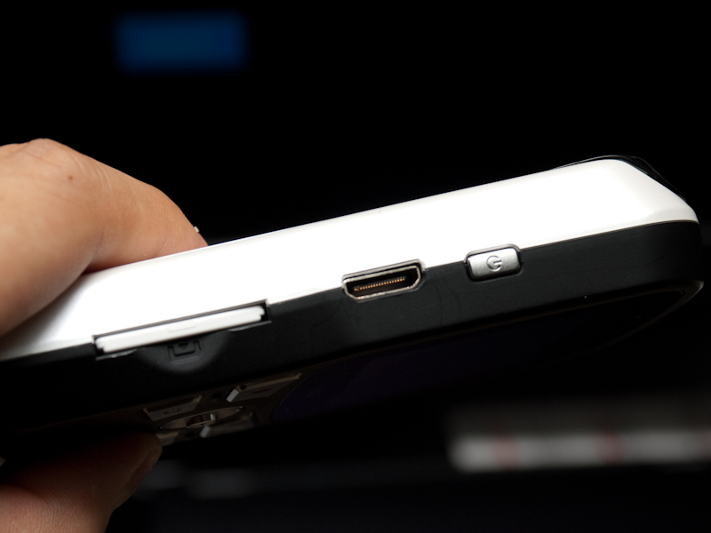 <b>電源ボタン、HDMI端子（Cタイプ）、メモリーカードスロットは側面にある</b>