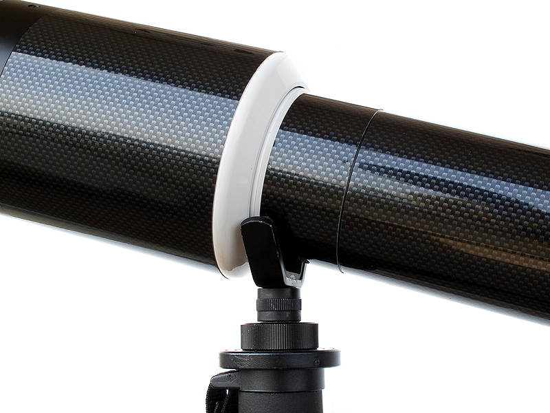 <b>レンズ先端の重量をこのY字サポートに預けるようにすると、カメラとレンズ先端の2点でレンズを保持する形となり、レンズの中央付近1点で支えるよりも安定したホールディングが期待できる。また、ドロチューブの伸縮やヘリコイドの回転も非常にスムーズになる</b>