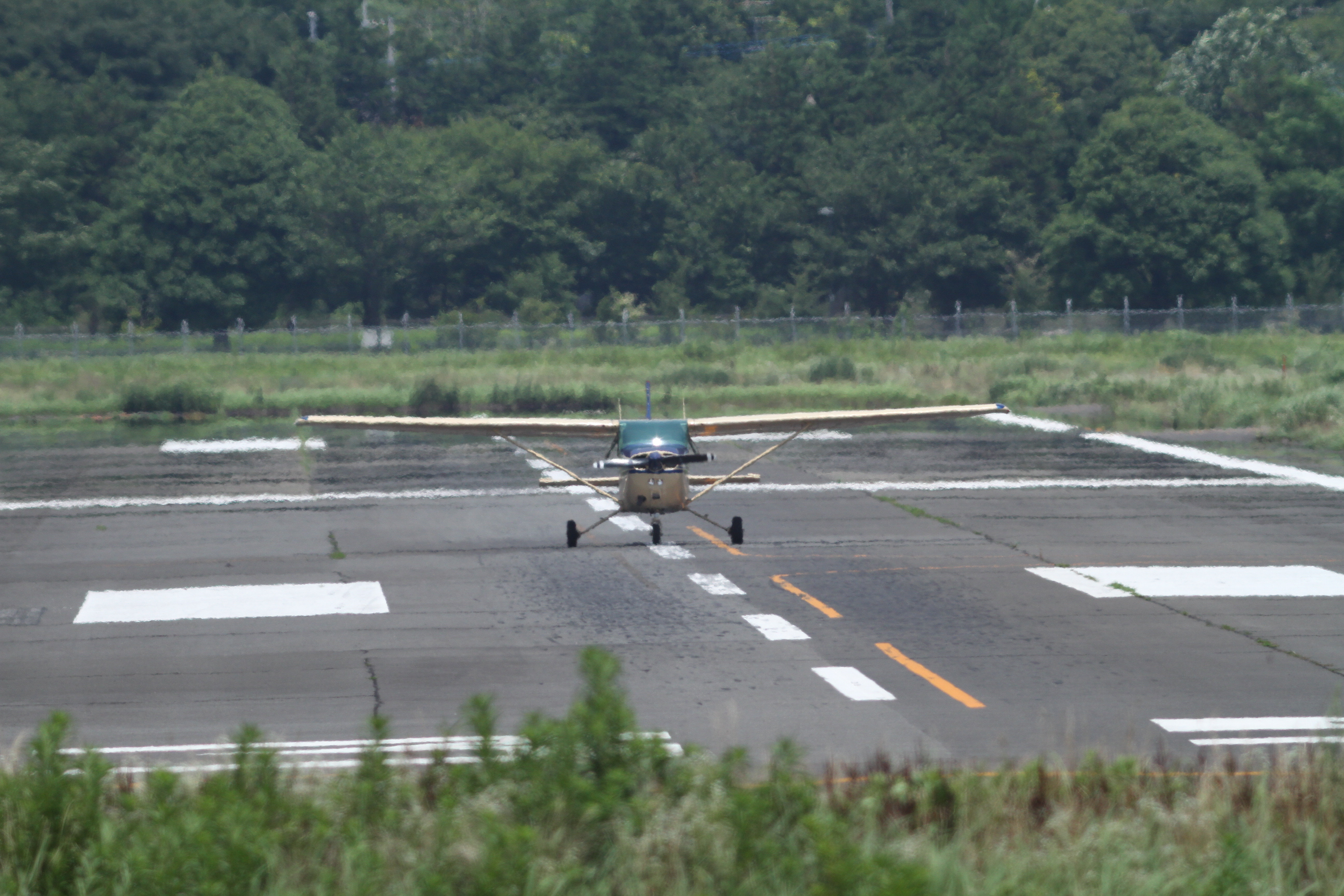 <b>極端な例だがこれが空気の揺らぎ。夏の航空ショーでも、離着陸シーンを撮ろうと最前列で頑張ってみても、200mm程度の焦点距離でアップで撮れるくらいの距離でなければ、陽炎が立ってまともな写りは期待できない。こればかりはボーグを使ってもどうにもならない自然現象だ<br>EOS 7D / 5,184×3,456 / 1/1,600秒 / 0EV / ISO320 / マニュアル露出 / WB:5,000K</b>