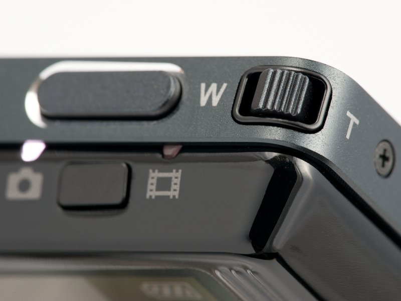 <b>右手側上隅にあるズームレバー。サイズは小さいが、操作性は悪くない。ズームスピードもまずまずのレベルだ</b>