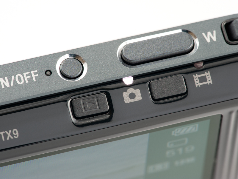 <b>電源とシャッターボタン以外のボタン類は、再生ボタンと静止画/動画の切り替え用のボタンの2つだけ</b>