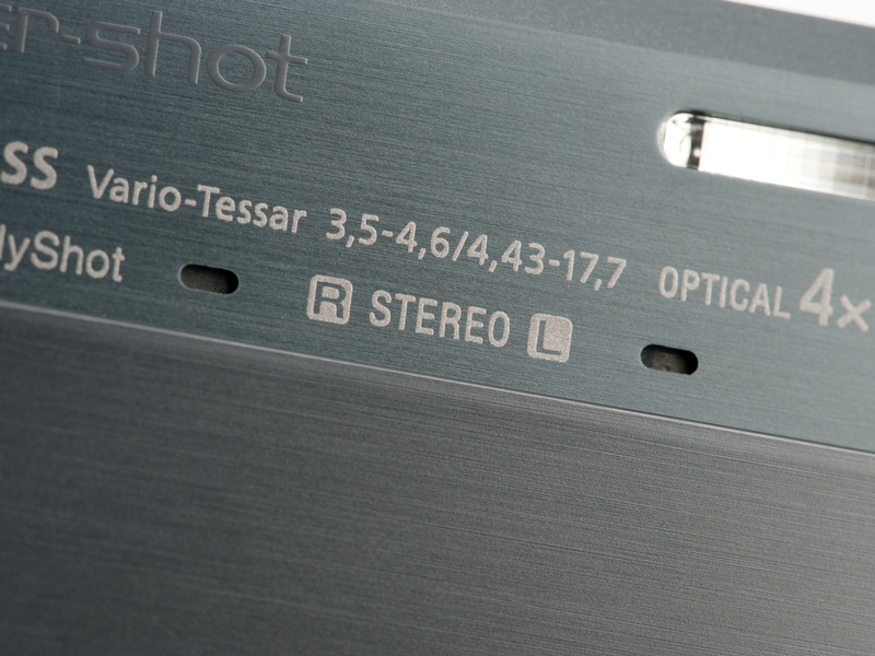 <b>内蔵ストロボの下部にステレオマイクを装備している。このあたりはDSC-TX7と同じだ</b>