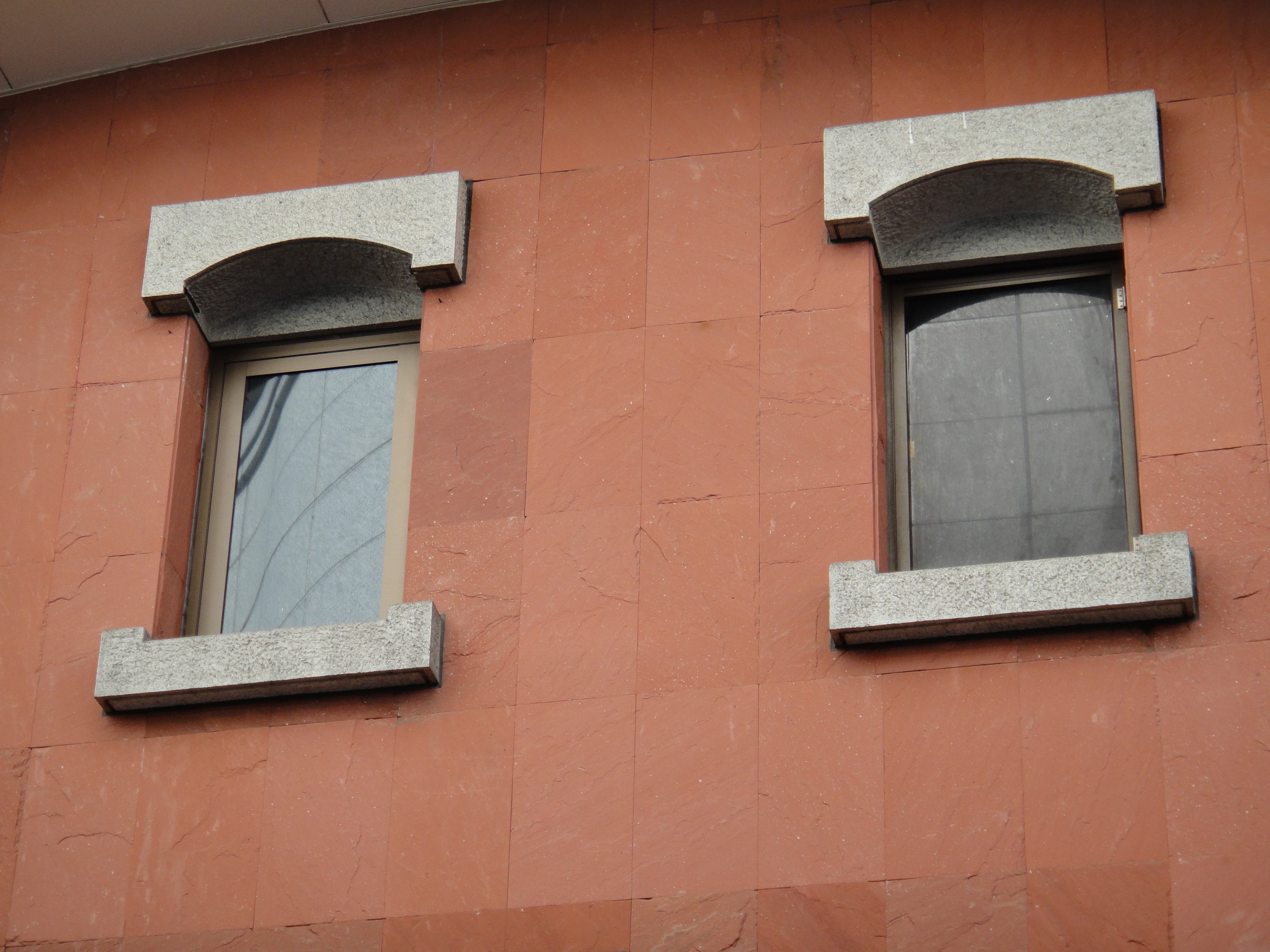 <b>こちらは同じ新宿でも東口方面。ソニーのWB:オートはこういう一面の赤系の条件にとても弱かったけれど、最近のはかなり優秀<br>4,000×3,000 / 1/125秒 / F4.6 / 0EV / ISO125 / WB:オート / 17.7mm（100mm相当）</b>