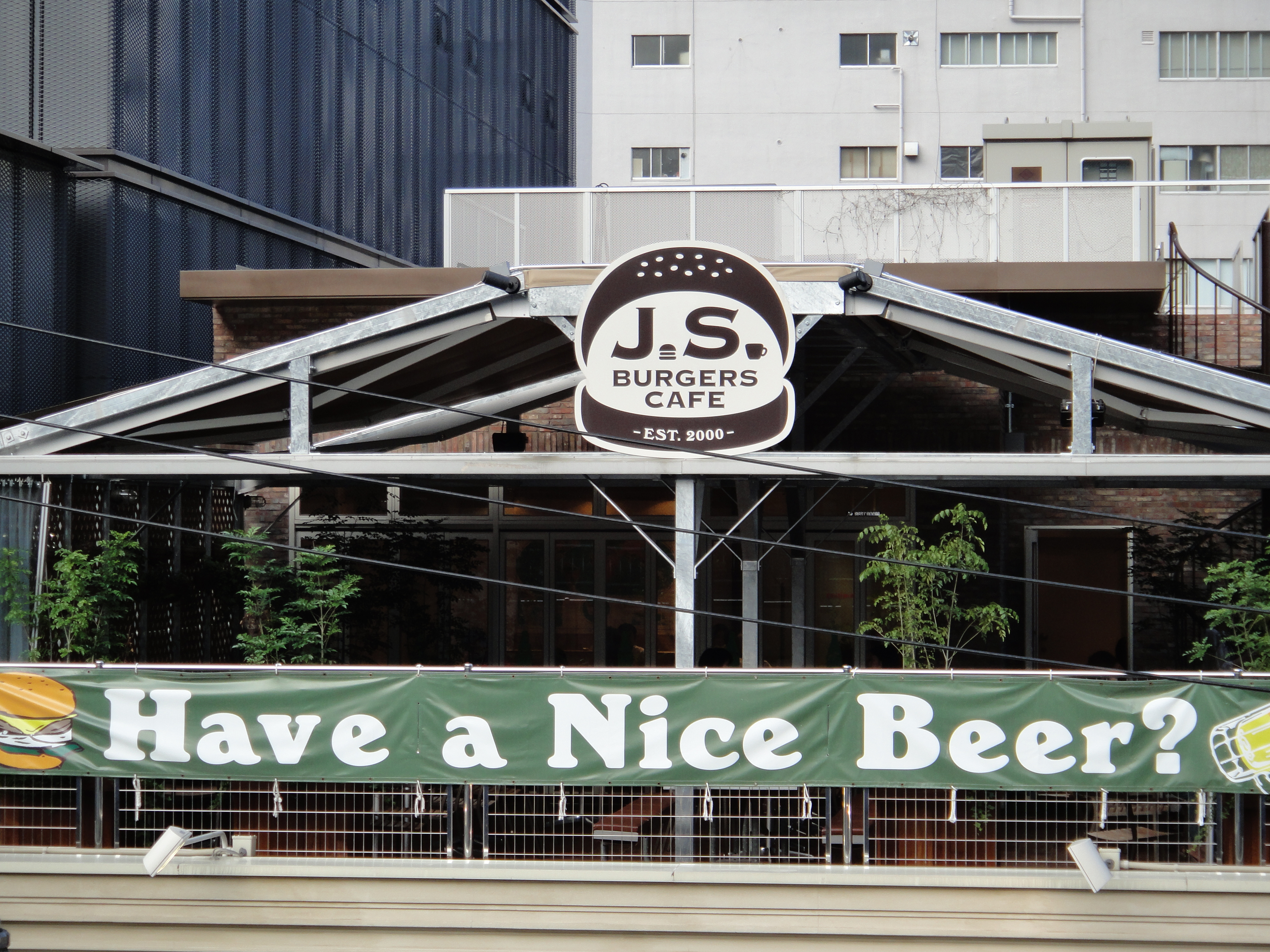 <b>「Have a Nice Beer?」と聞かれれば素通りは難しい。暑い日に外で撮影しているときは特にね<br>4,000×3,000 / 1/100秒 / F4.5 / -0.3EV / ISO125 / WB:オート / 17.06mm（96mm相当）</b>
