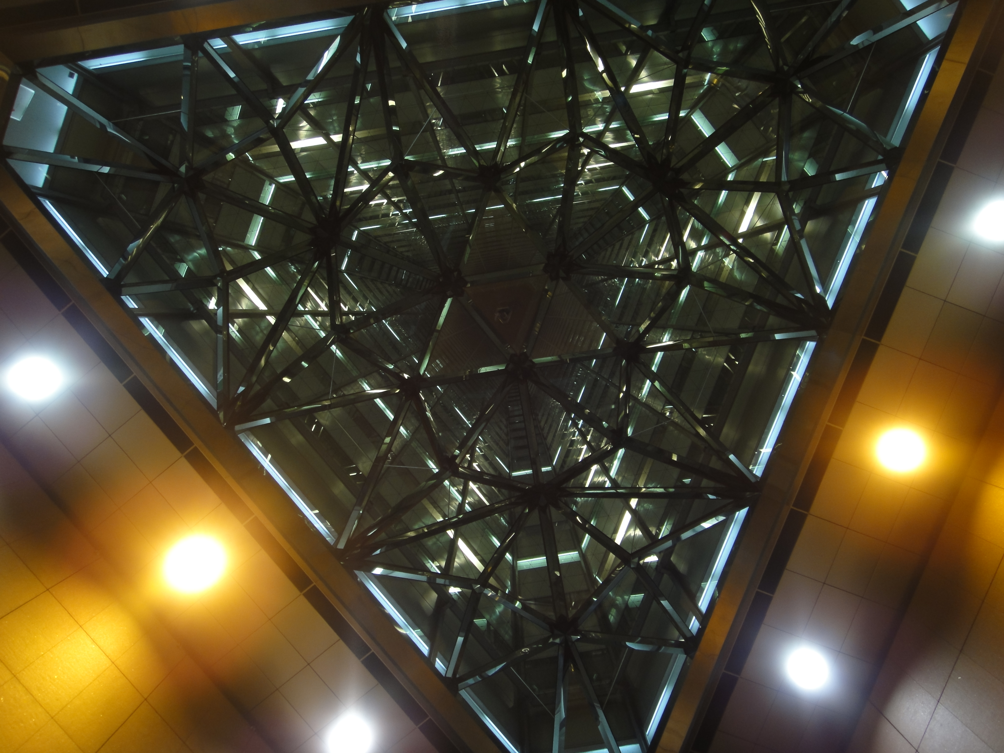 <b>ガラス製の天井のうえはずっと吹き抜け。これは「手持ち夜景」で撮ったカット。画面中央に筆者の手が小っちゃく映り込んでいたりする<br>4,000×3,000 / 1/20秒 / F3.5 / 0EV / ISO400 / WB:オート / 4.43mm（25mm相当）</b>