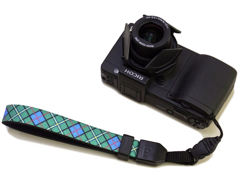 <b>コンパクトカメラへの装着例</b>