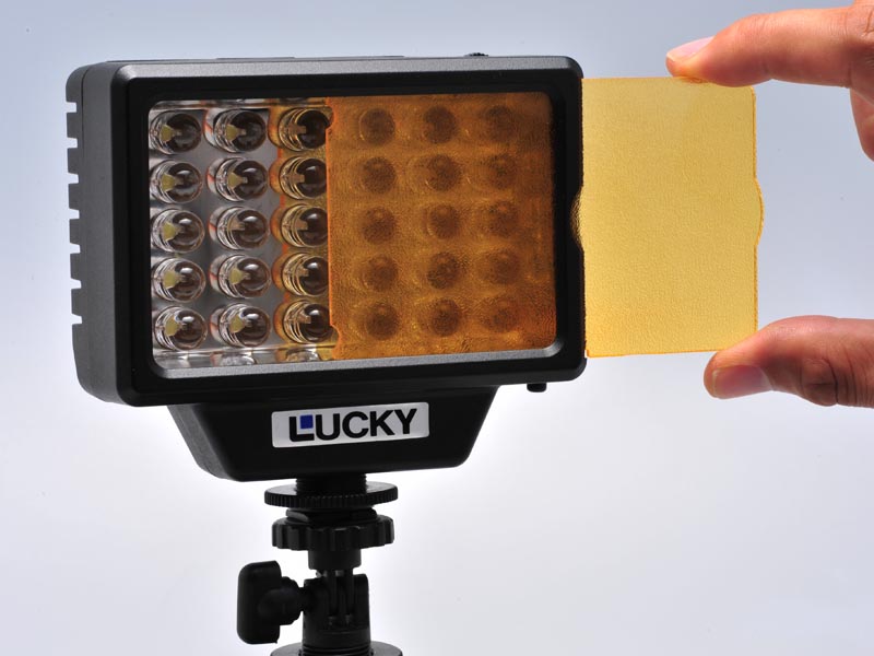 <b>色温度変換フィルターも付属。6,300Kと4,500Kを選べる</b>