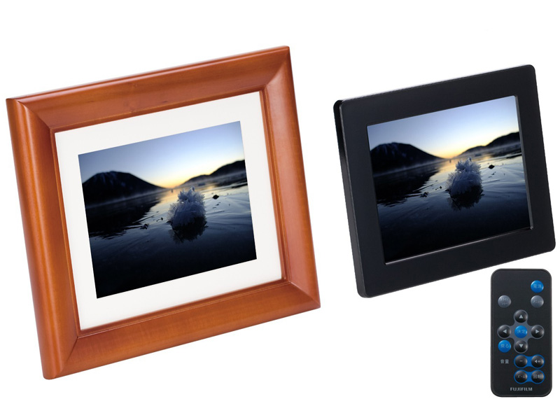 <b>DP-7V。左は、同梱のウッドフレームを装着したところ</b>