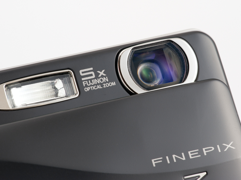 <b>折り曲げ光学系を採用した35-175mm相当の光学5倍ズーム。望遠端の開放F値はF4.7。これは最近のカメラとしてはマシなほうだ</b>