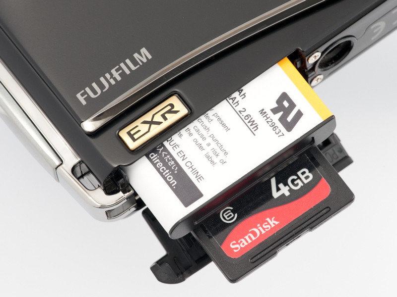 <b>バッテリーと記録メディアもZ700EXRから変更なし。CIPA基準の撮影可能コマ数といったスペックも同じだ</b>