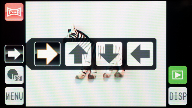 <b>カメラを振る方向は上下左右の4つから選ぶ。360度で縦位置に構えて横に振ると7680×920ピクセル（約707万画素）の画像になる</b>