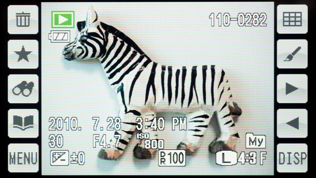 <b>再生時の画面はこんな感じ。右下の「DISP」ボタンを押すと、ほとんどの表示が消えてすっきりした画面になる</b>