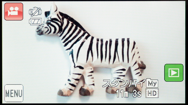 <b>動画撮影時の画面。ワイドサイズの液晶モニター画面いっぱいに像が写る。代わりにマクロやセルフタイマーなどのボタンは非表示</b>