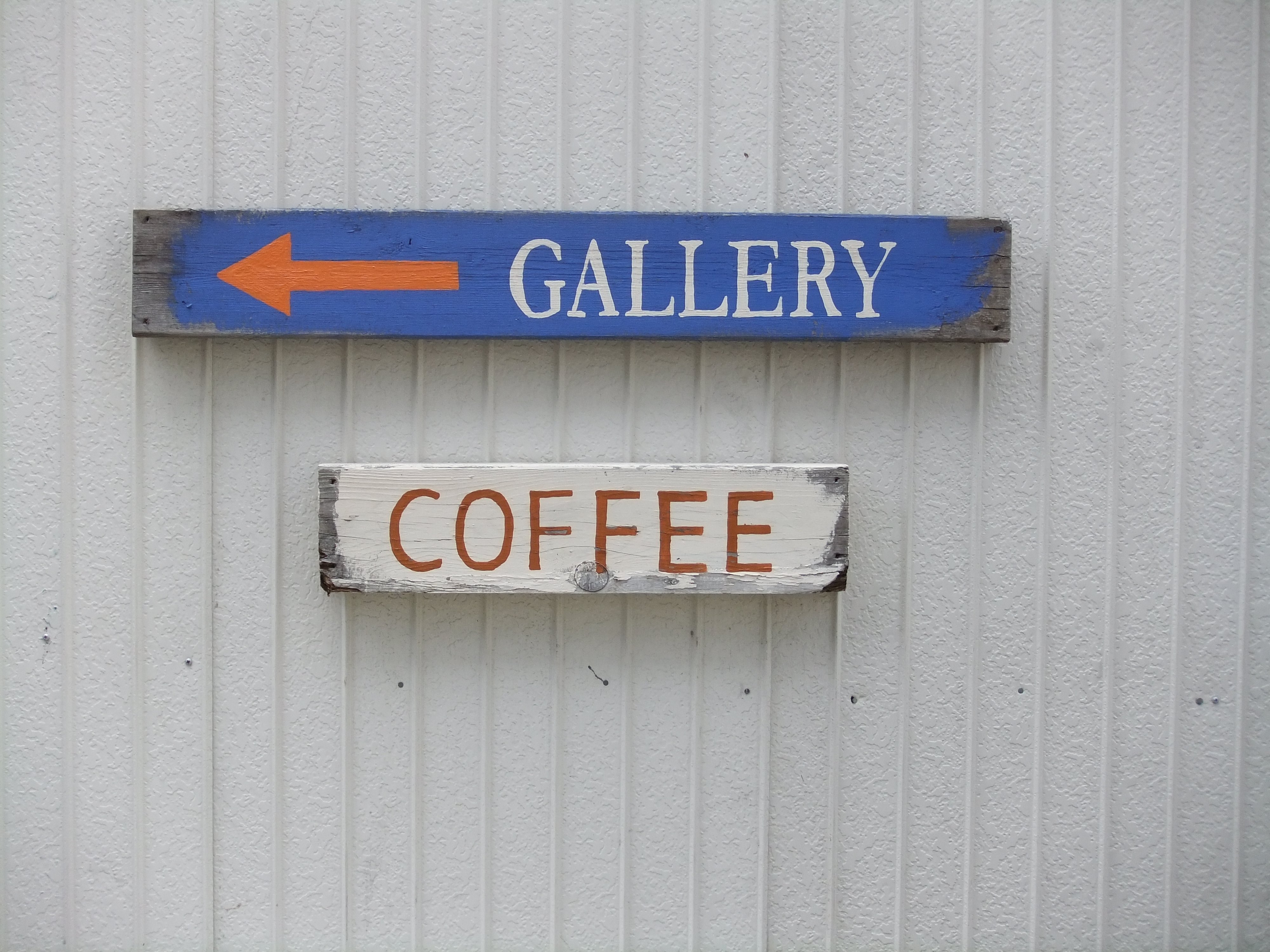 <b>ギャラリーはこちら、コーヒーもあります。シンプルでわかりやすくて、しかもインパクトもある<br>FinePix Z800EXR / 4,000×3,000 / 1/160秒 / F4.4 / 0EV / ISO100 / WB:オート / 9.8mm（54mm相当）</b>