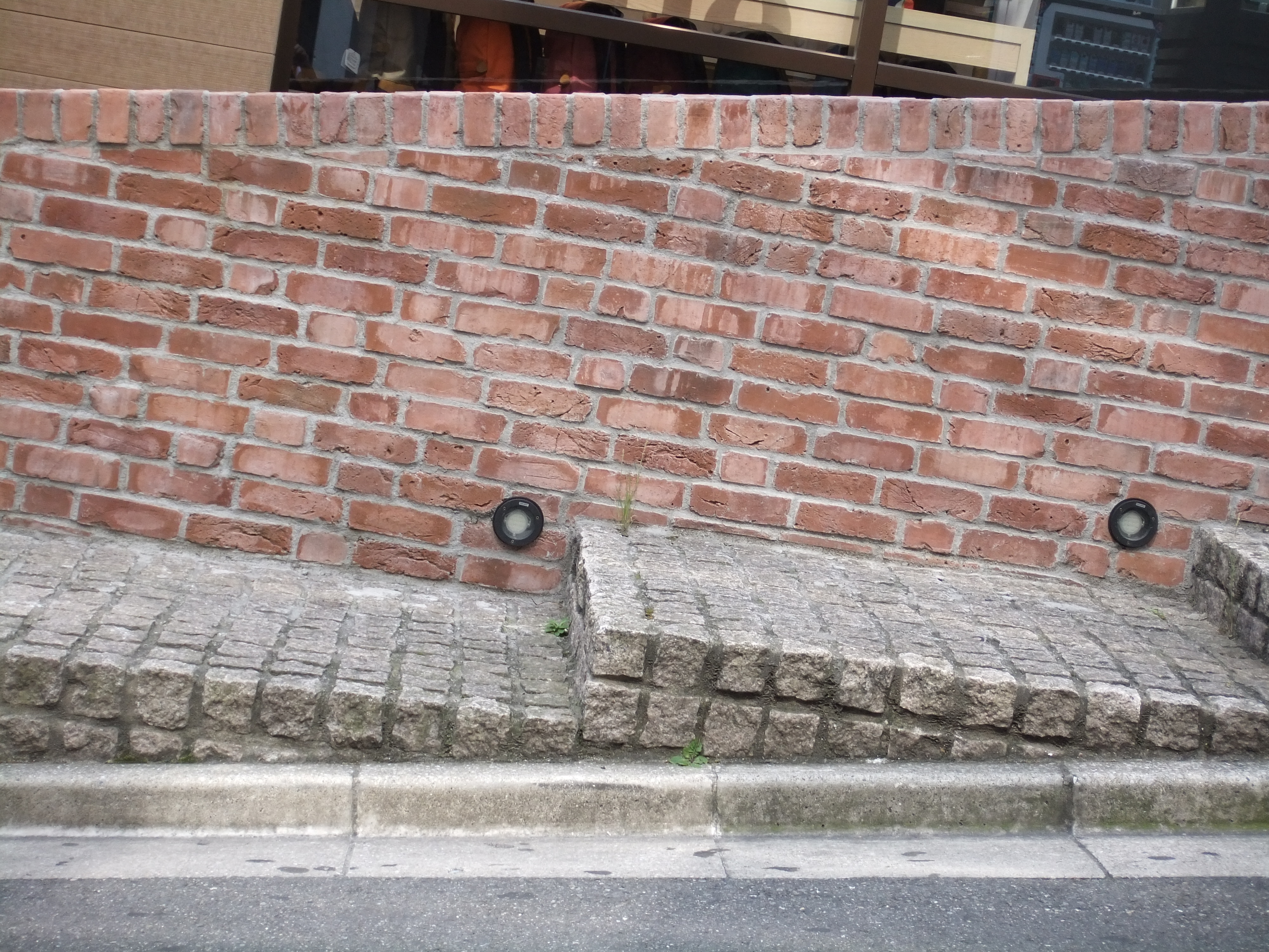 <b>坂の傾斜に合わせてカメラを傾けて撮った写真。ほんとは人が歩いてたりするともっと面白い画面になるんだけど<br>FinePix Z800EXR / 4,000×3,000 / 1/70秒 / F4.7 / 0EV / ISO100 / WB:オート / 15.2mm（83mm相当）</b>