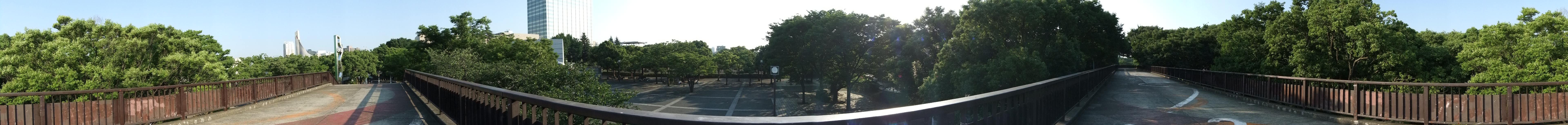 <b>三脚を使って撮った360度パノラマ。手すりの部分まできれいにつながっているのにはびっくり。ちょっとゴースト出てますけど<br>7,680×616 / 1/850秒 / F3.9 / 0EV / ISO200 / WB:オート / 6.4mm（35mm相当）</b>