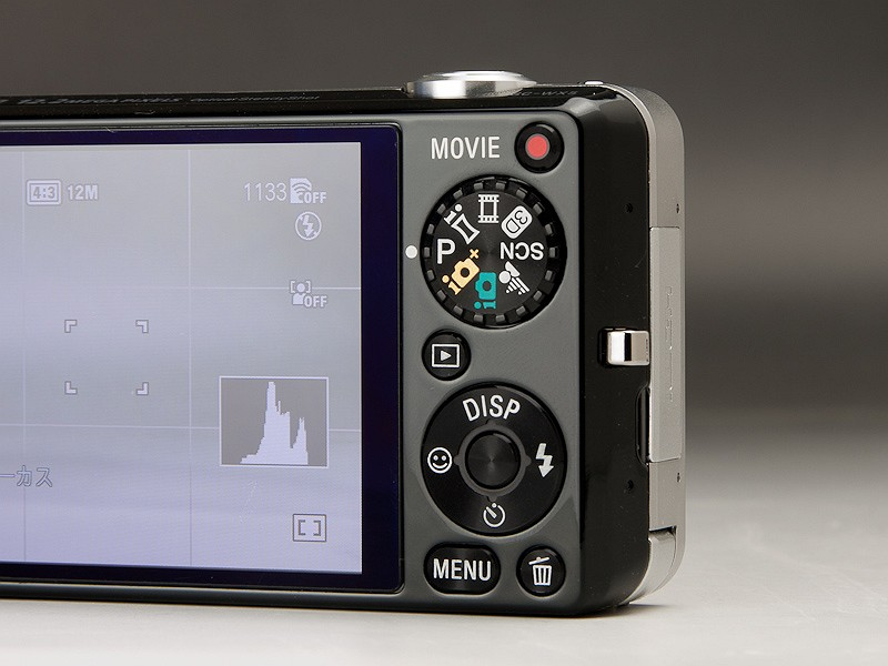 <b>動画ボタンが新設され、モードダイヤルの割り当ても変更されている。他の背面のボタン類は変更されていない</b>