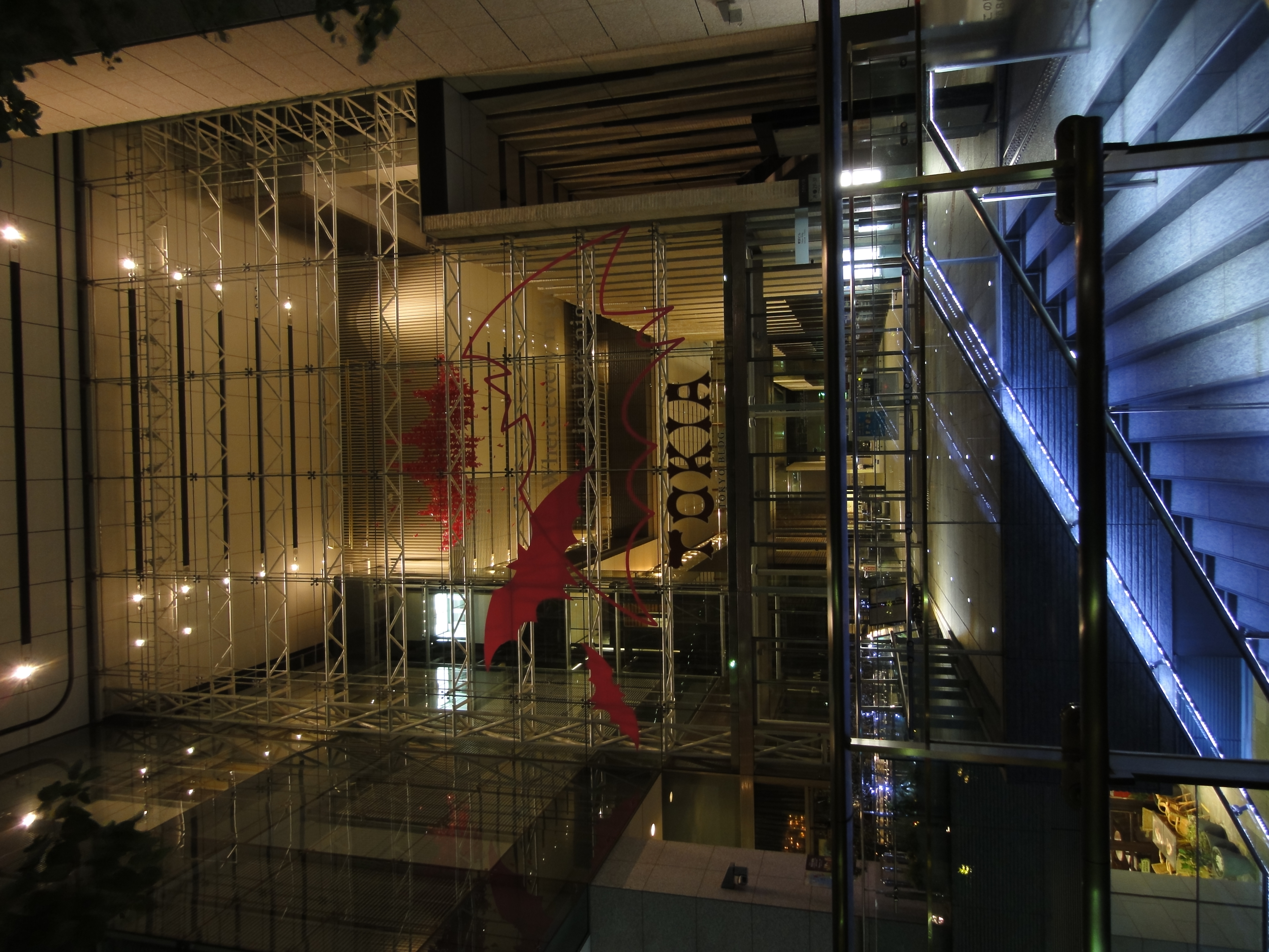 <b>手持ち夜景<br>DSC-WX5 / 約4.2MB / 3,000×4,000 / 1/8秒 / F2.4 / 0EV / ISO400 / WB:オート / 4.2mm</b>