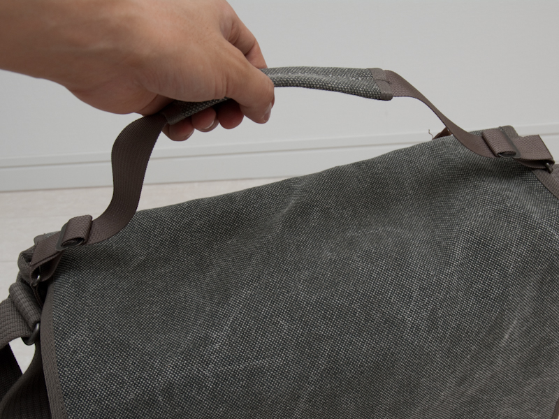 <b>着脱式ハンドストラップ</b>