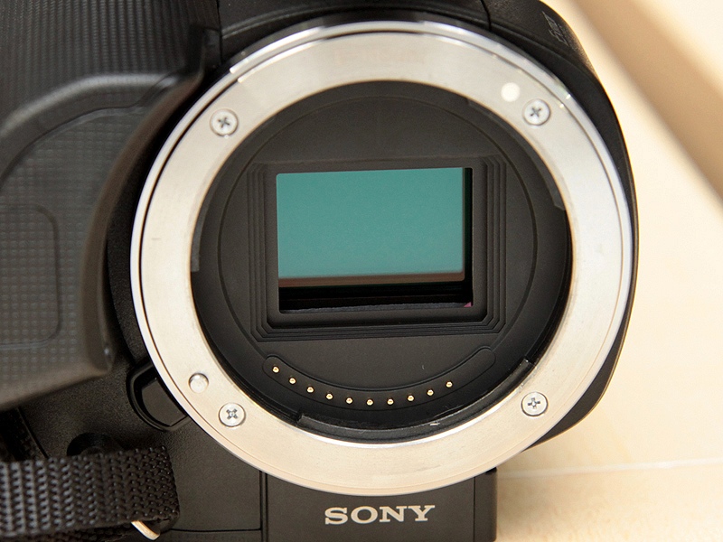 <b>レンズを外したところ。APS-Cサイズのセンサーを採用した</b>