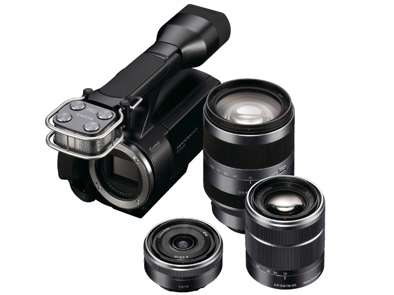 <b>NEX-VG10とEマウントレンズ群。「E 18-200mm F3.5-6.3 OSS」（奥）、「E 18-55mm F3.5-5.6 OSS」（右）、「E 16mm F2.8」（左手前）</b>