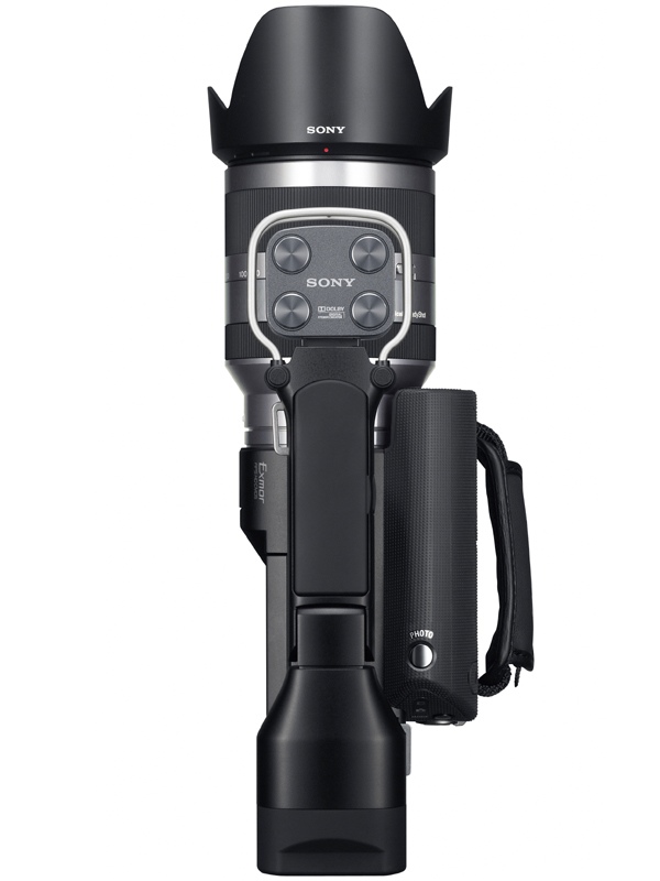 <b>上面。ハンドルカバーを閉じたところ（左）と開いたところ（右）</b>