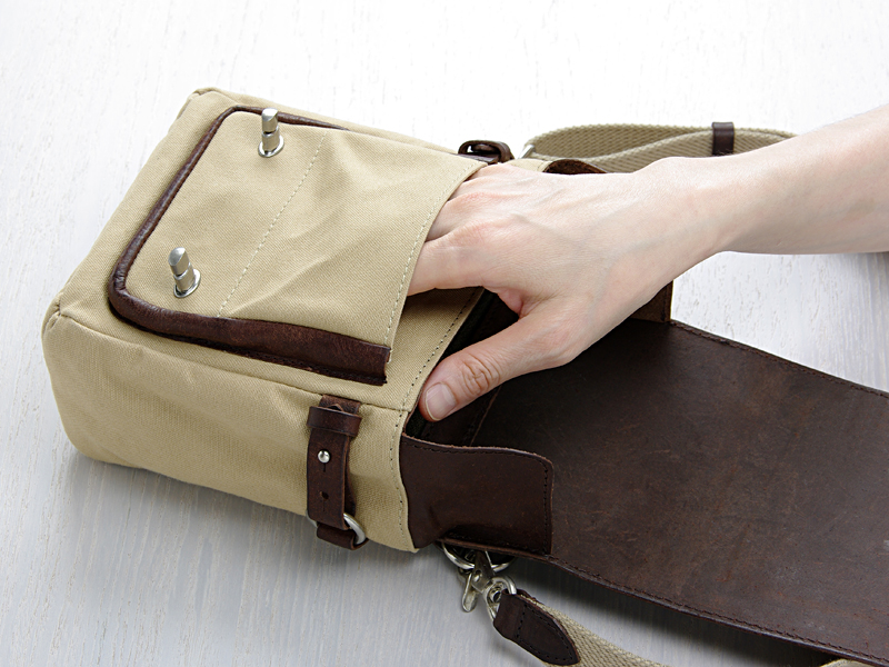 <b>背面にポケットを有する</b>