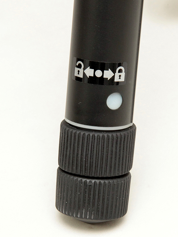 <b>伸ばすときには2つのグリップを両方回転させる。上側のグリップのみを回すと、1段のみ引き出せて便利だ</b>