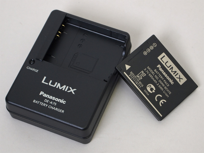 <b>付属のバッテリーパック「DMW-BCH7」とチャージャー</b>