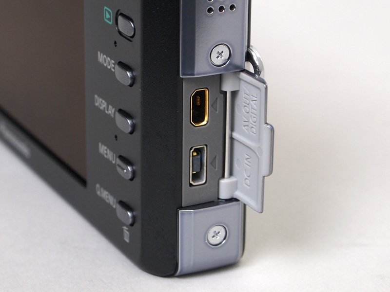 <b>側面にAV OUT/DIGITAL端子、DC IN端子を備える</b>