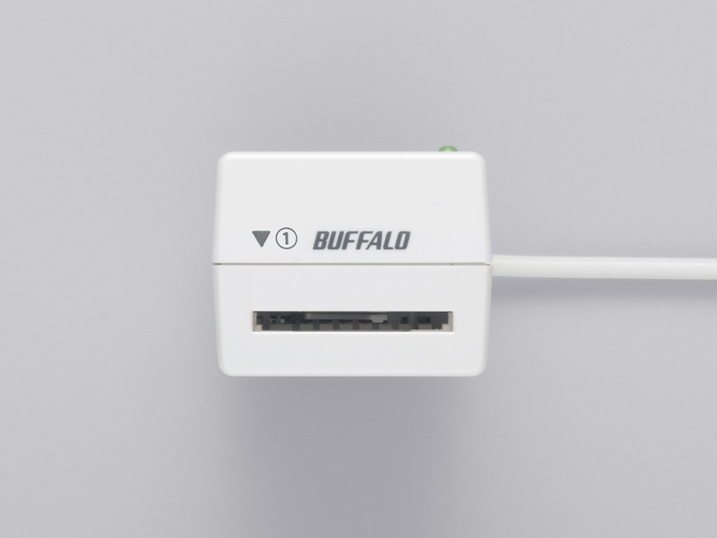 <b>上面に3つ、側面に1つのスロットを備えた</b>