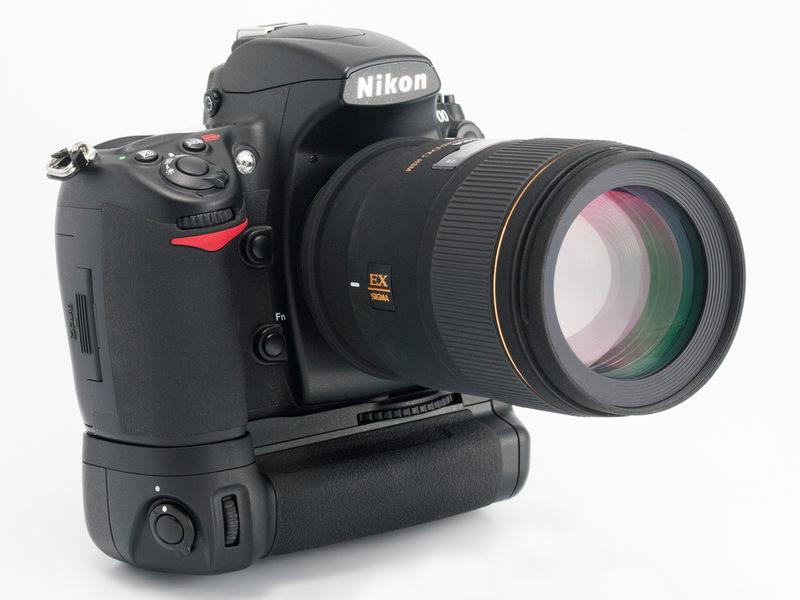 <b>MB-D10を装着したD700にシグマのAPO Macro 150mm F2.8 EX DG HSMを付けたところ。見慣れているはずのD700が別のカメラみたいに感じる</b>