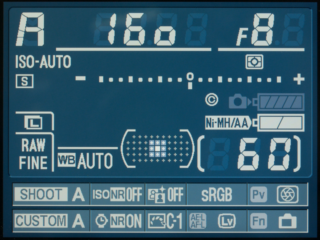 <b>残念なのが、エネループだと電池の減り具合がおおざっぱにしかわからないこと。純正バッテリーの表示が便利なだけに、あらまぁって感じだ。</b>
