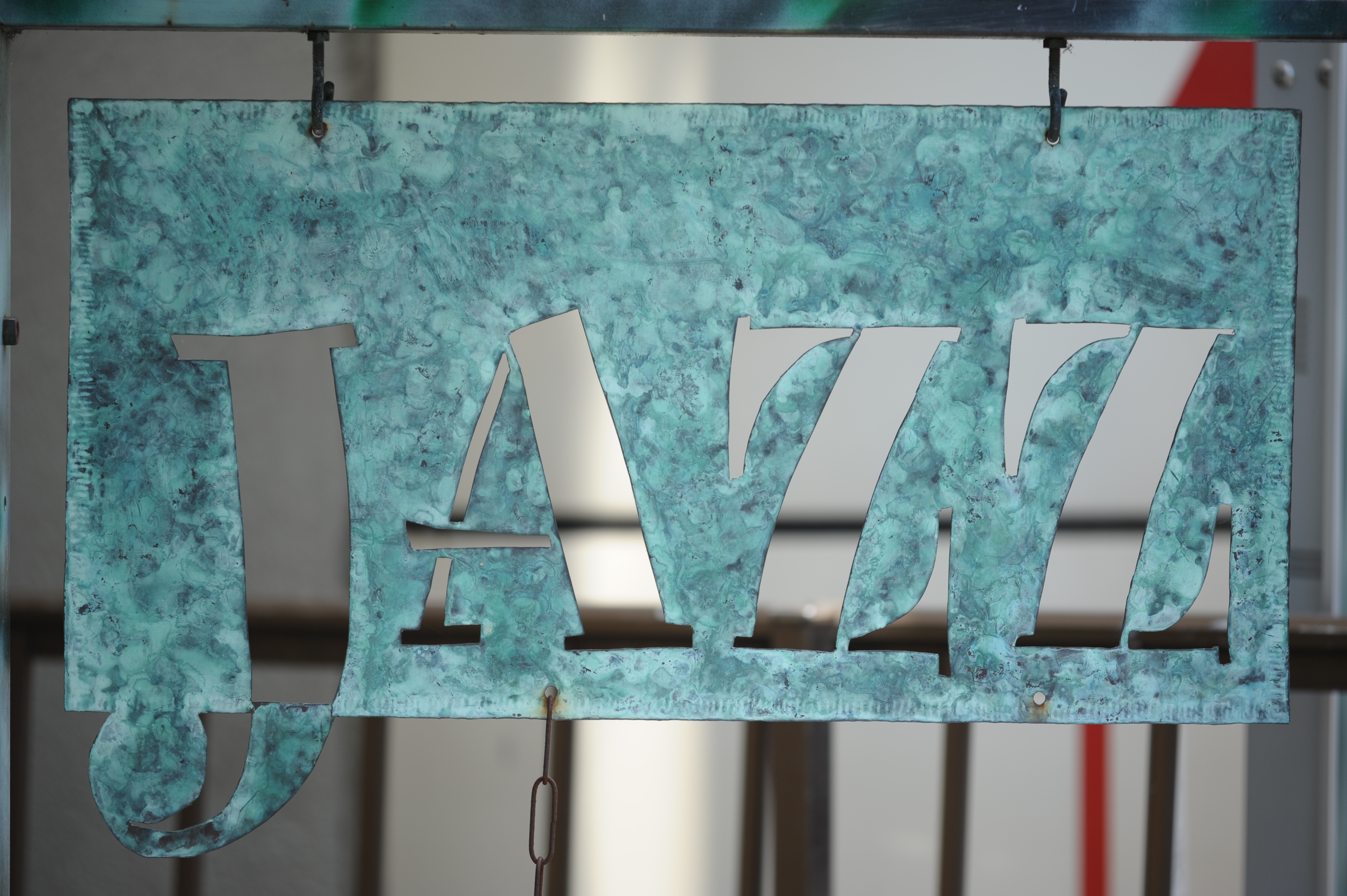 <b>喫茶店だかのアートな看板。背景がいまいちすっきりしてないのがもうちょっとなところ<br>D700 / APO Macro 150mm F2.8 EX DG HSM / 4,256×2,832 / 1/320秒 / F3 / 0EV / ISO200 / WB:晴天</b>