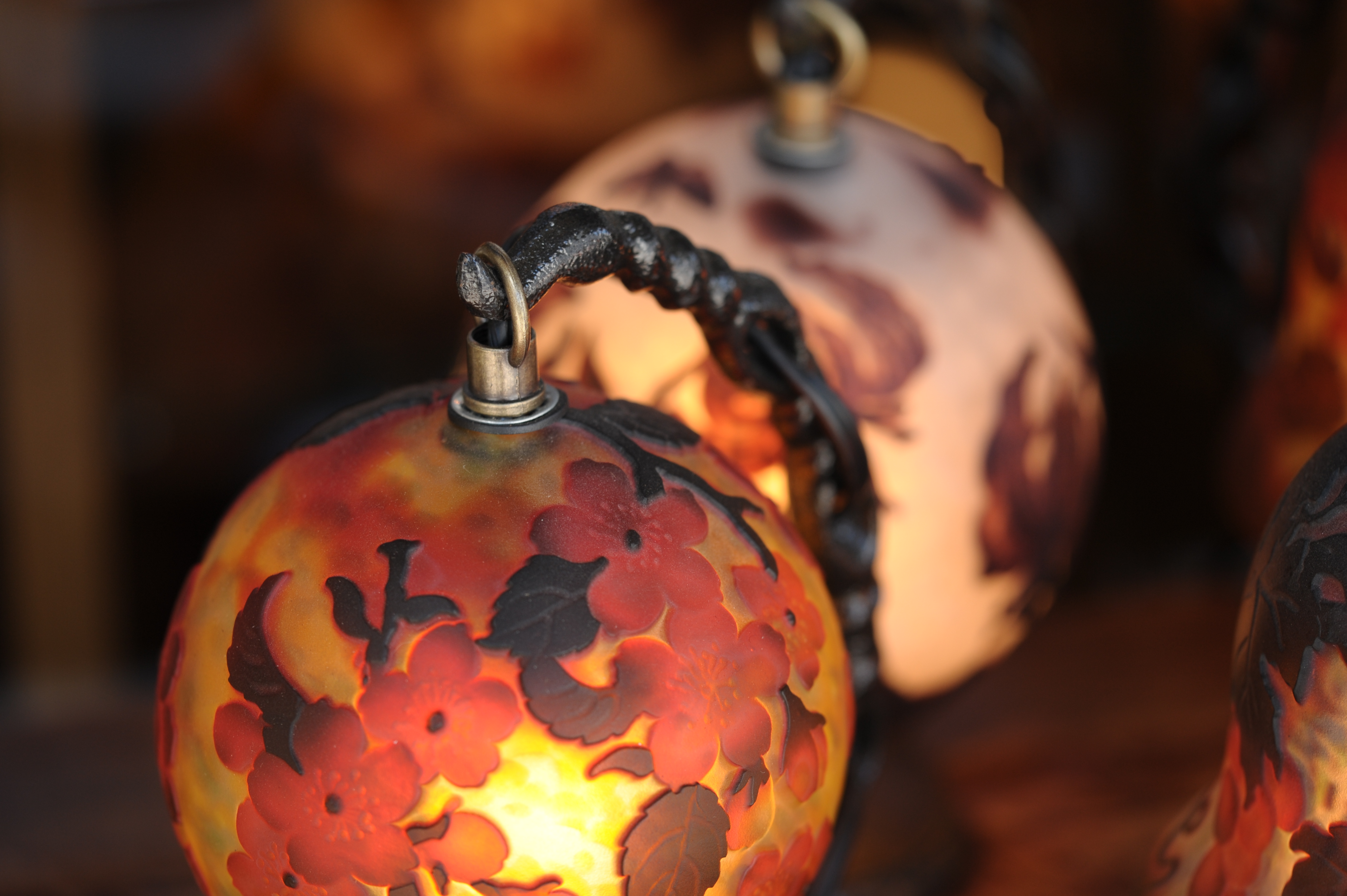 <b>お土産屋さんの店先に飾ってあったガラス（たぶん）のランプ。手ブレが心配だったので感度を1段アップして撮った<br>D700 / APO Macro 150mm F2.8 EX DG HSM / 4,256×2,832 / 1/200秒 / F4 / 0EV / ISO400 / WB:晴天</b>