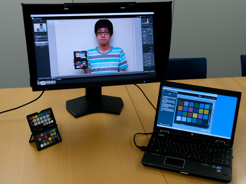 <b>日本HPのEliteBook 8540wと、カラーマネジメント対応のNEC「MultiSync LCD-PA271W」（ブラック）をDisplayportで接続し、MultiSync LCD-PA271W側で画像調整を行なった</b>