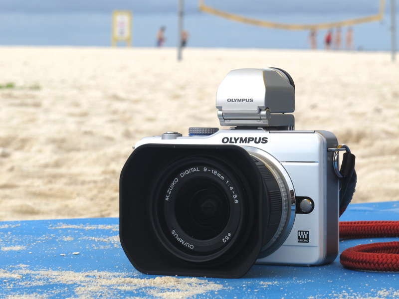 <b>M.ZUIKO DIGITAL ED 9-18mm F4-5.6とVF-2を装着したE-PL1</b>