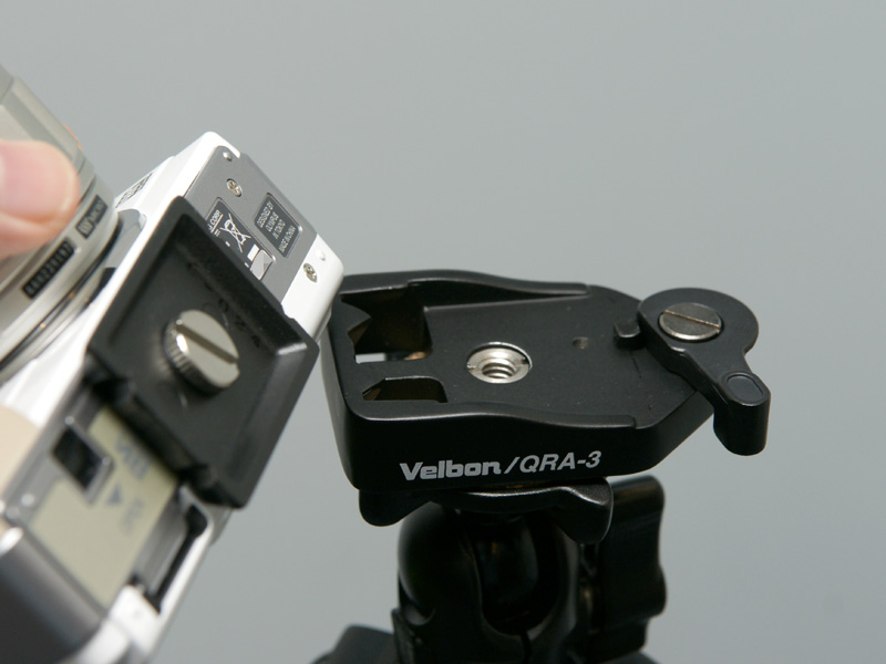 <b>小型のシュープレートは手持ち撮影でも邪魔にならない</b>