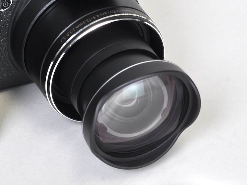 <b>花型レンズフードを思わせる先端のパーツ。レンズフードとしての働きはなく、レンズ保護のためにあるという</b>