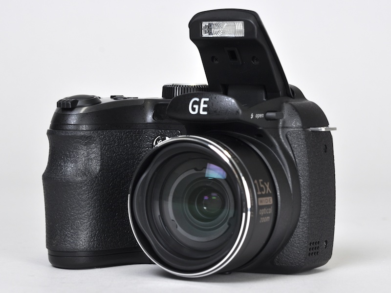 <b>ストロボをポップアップさせたところ。ホットシューは非搭載</b>