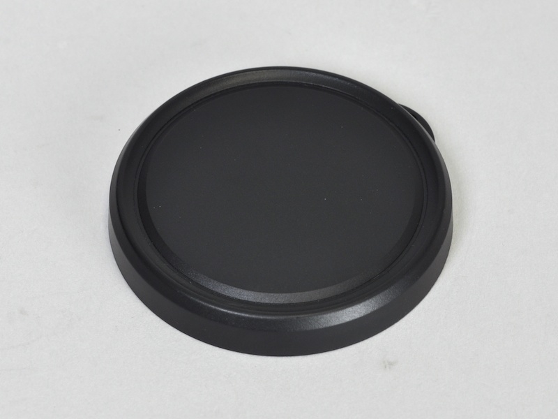 <b>付属のレンズキャップ。何の修飾もないシンプルな意匠</b>