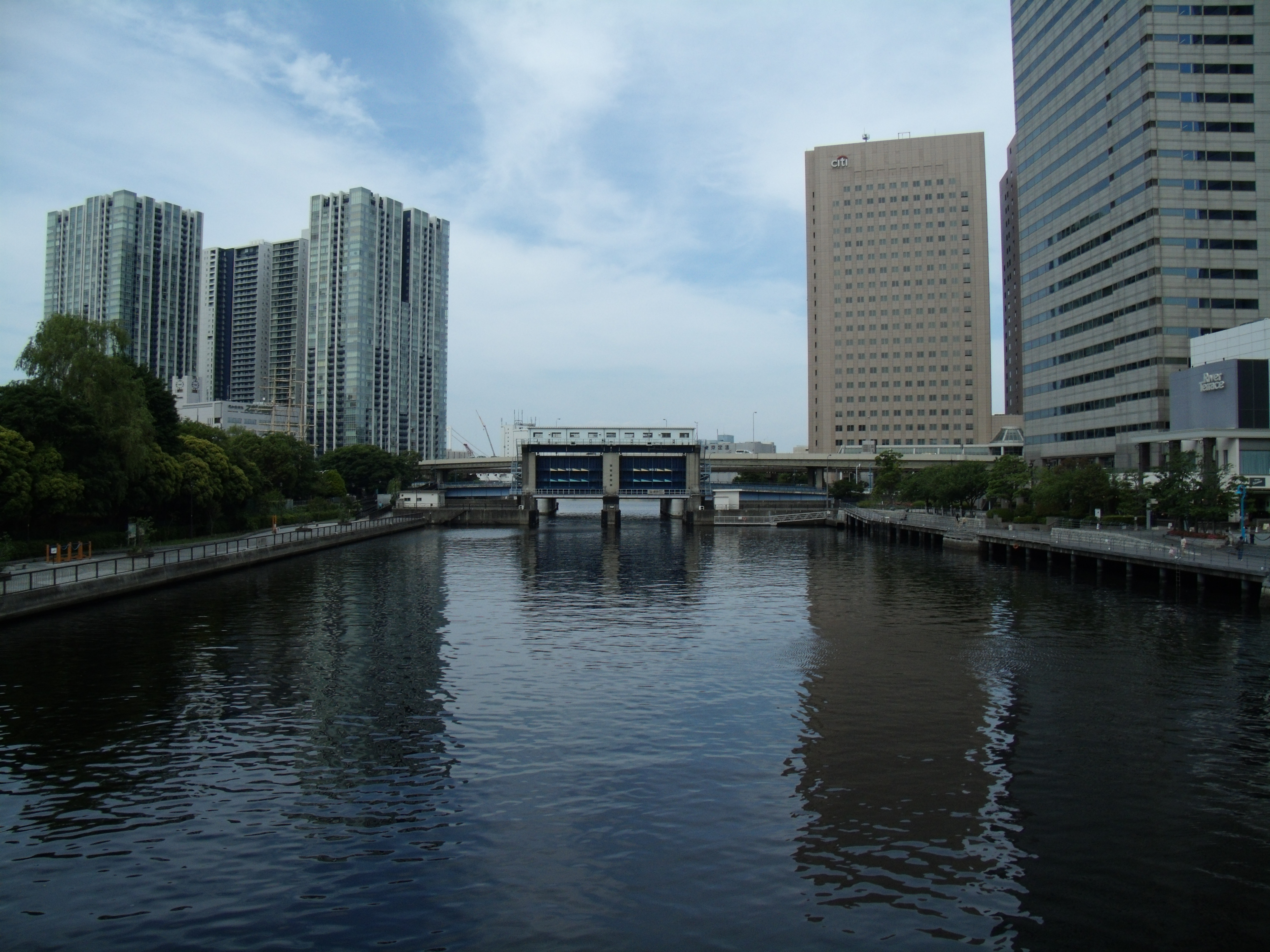 <b>F3<br>GE-X5 / 約6.3MB / 4,320×3,240 / 1/1500秒 / 0EV / ISO80 / WB:オート / 4.9mm</b>