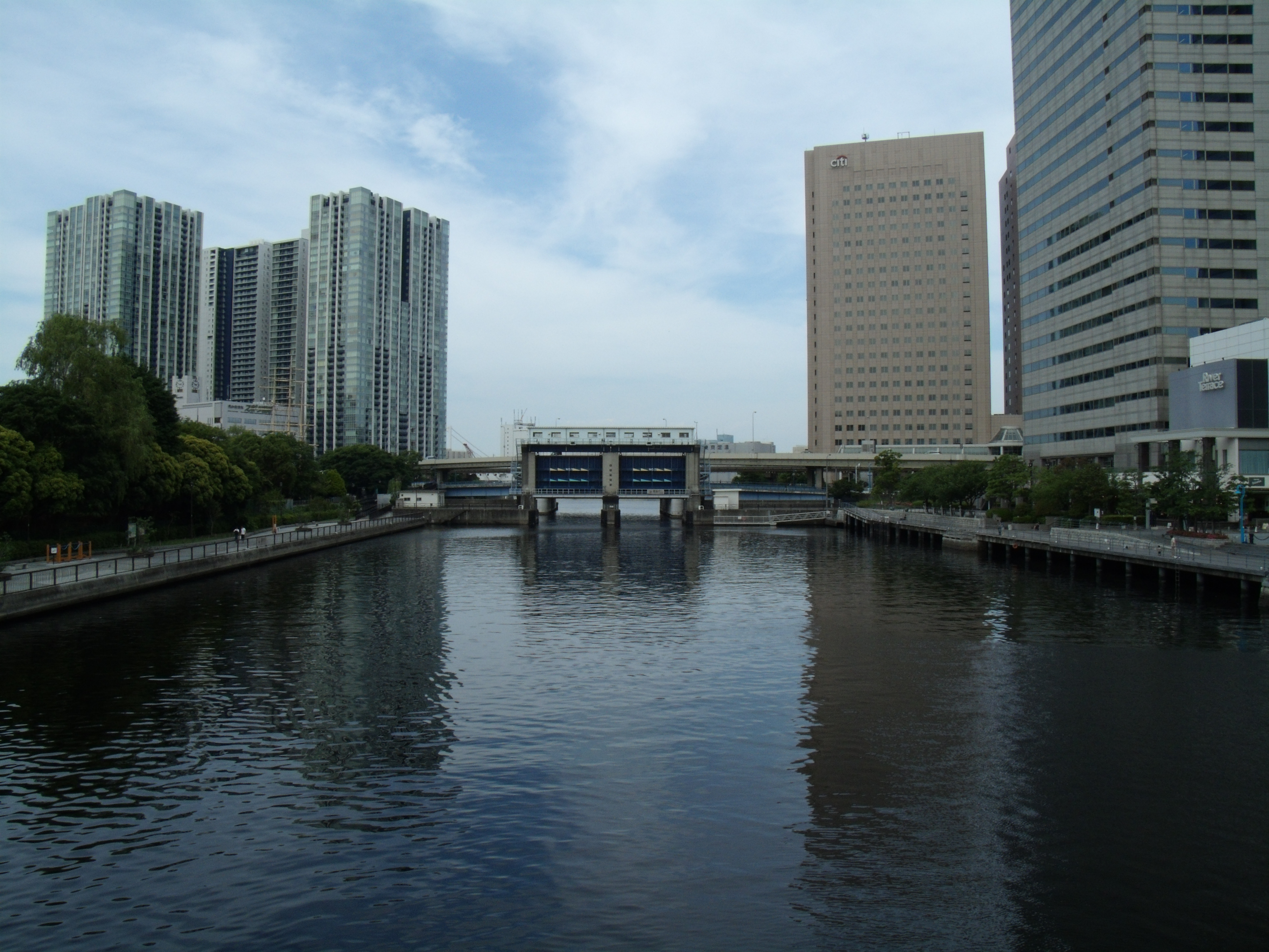 <b>F7.3<br>GE-X5 / 約6.3MB / 4,320×3,240 / 1/240秒 / 0EV / ISO80 / WB:オート / 4.9mm</b>