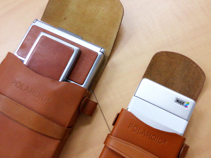 <b>SX-70 First Model付属ケース（左）と並べたところ</b>