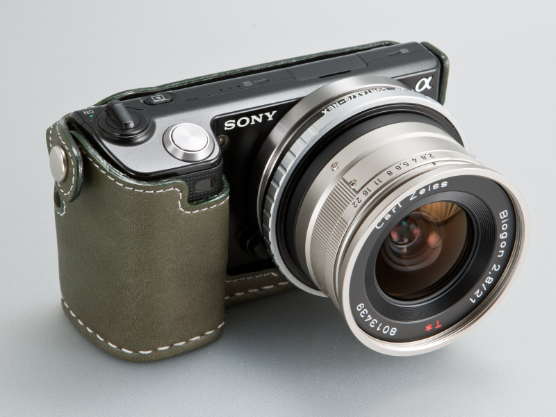 <b>シャンパンゴールドのコンタックスGレンズに、モスグリーンのレザーケースを合わせてみた</b>