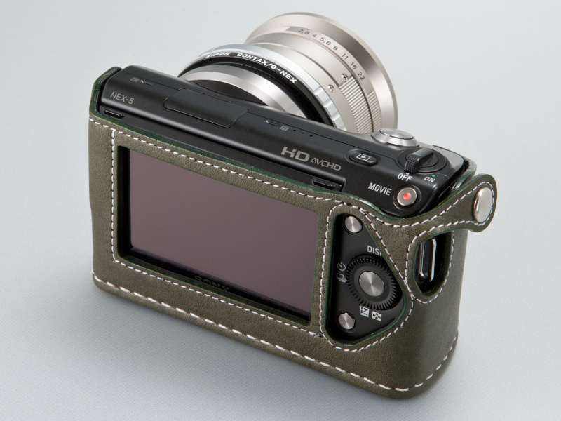 <b>Aki-AsahiのNEX-5用ケースは液晶チルトに未対応だが、そのぶん装着時のフィット感を高めている</b>