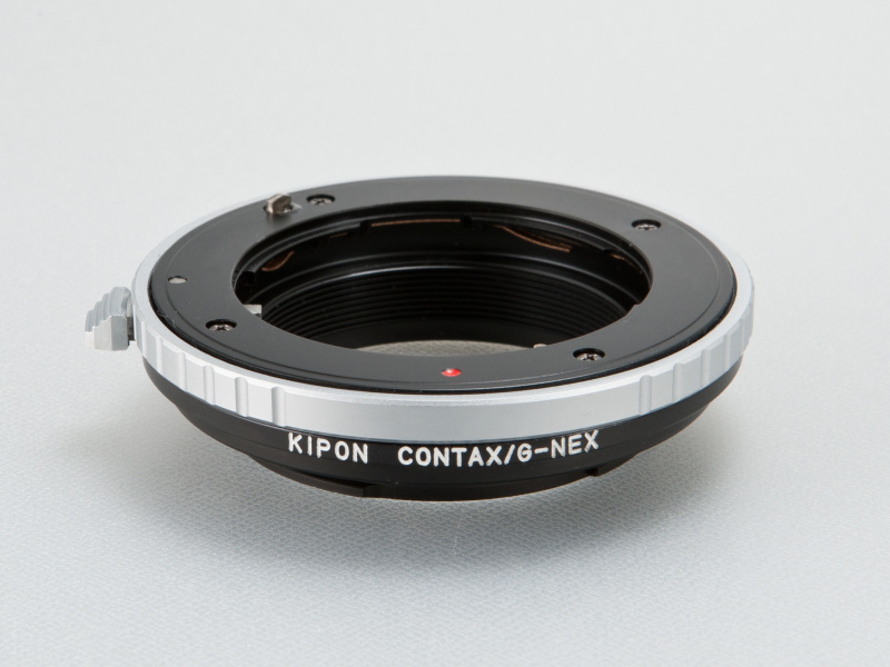 <b>KIPON製のコンタックスGアダプターは、実売1万5,000円前後。レンズが着脱しやすく、ロータリーの回転も滑らかだ</b>