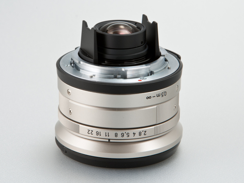 <b>Gビオゴンは後玉の両脇にレンズガードがある。これが内部干渉しかねないので要注意だ</b>